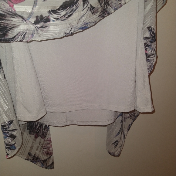 Jennifer Lopez cold shoulder kaftan top - Picture 2 of 8